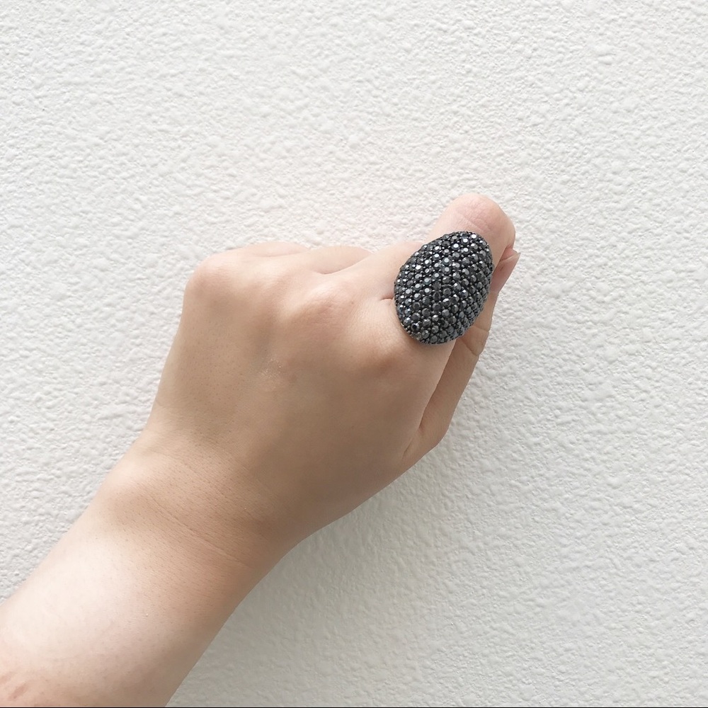 Ring with black shiny rocks