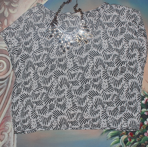 😍Cute Tribal Print Blouse😍 - Picture 4 of 5