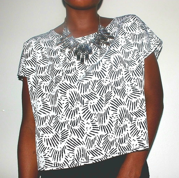 😍Cute Tribal Print Blouse😍 - Picture 2 of 5