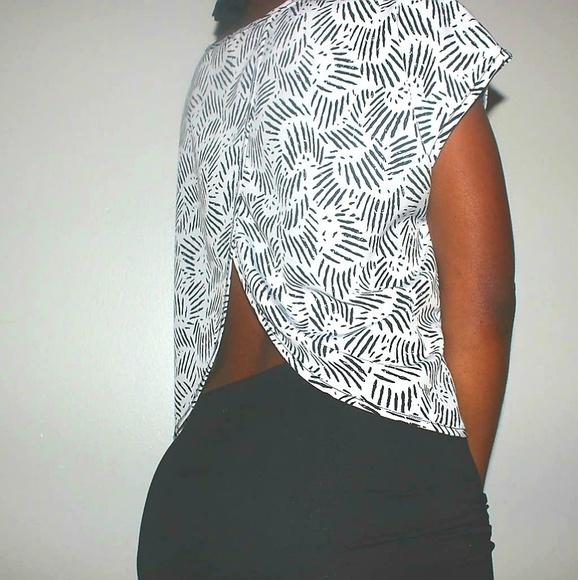😍Cute Tribal Print Blouse😍 - Picture 3 of 5