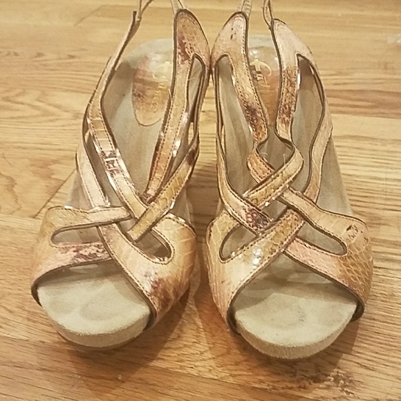 Earthies nude snakeskin low pump heels - Picture 2 of 4