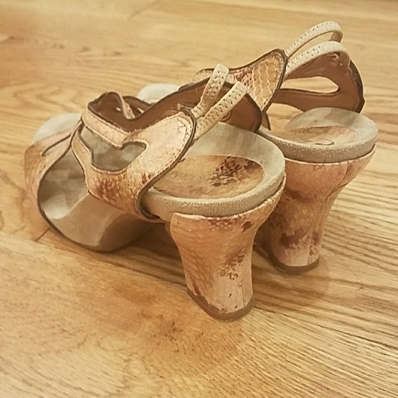 Earthies nude snakeskin low pump heels - Picture 3 of 4