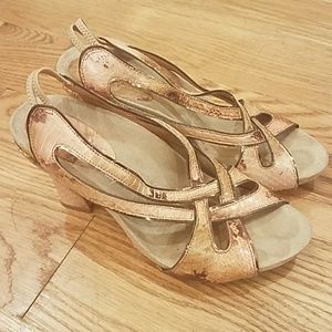 Earthies nude snakeskin low pump heels