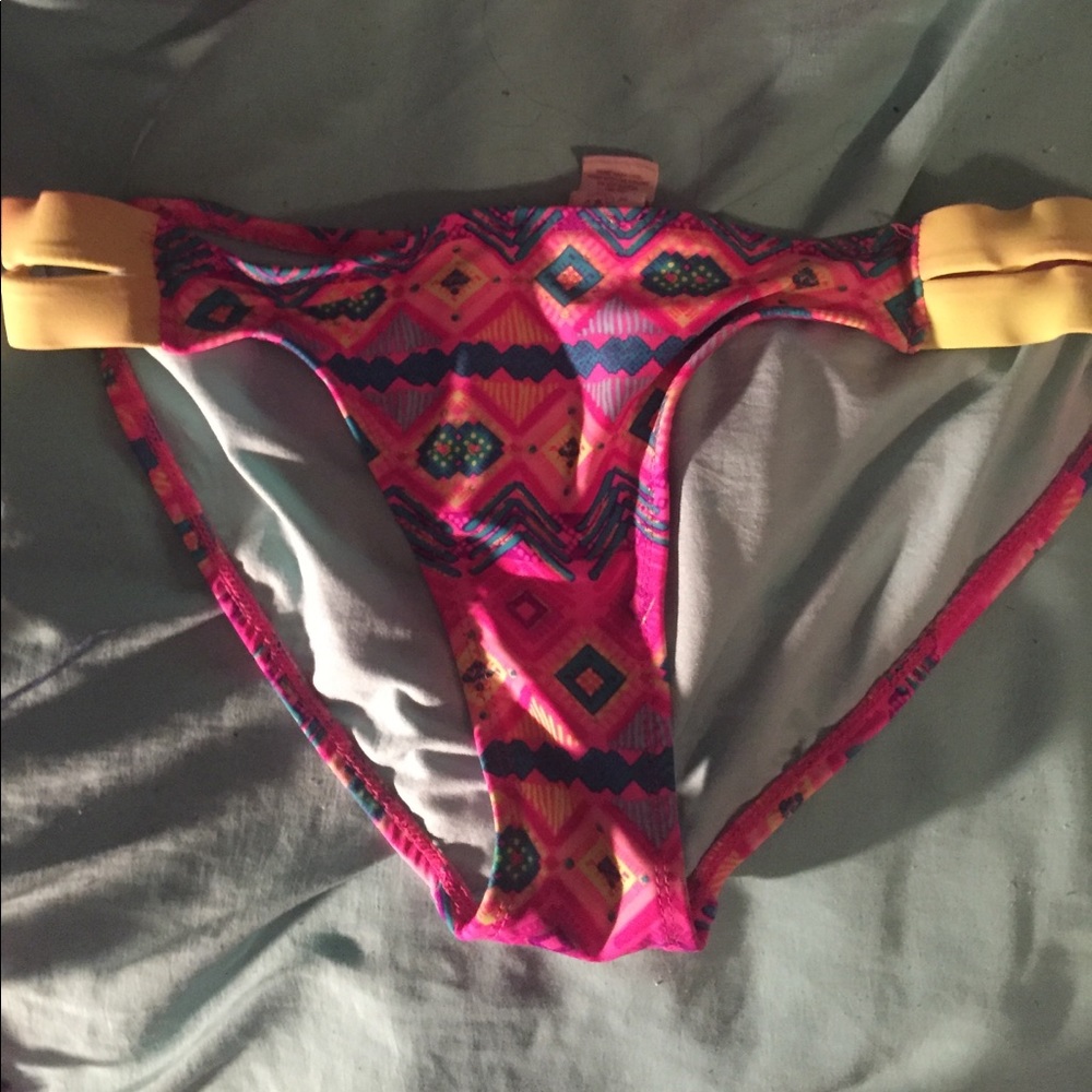 Bikini - Picture 3 of 3