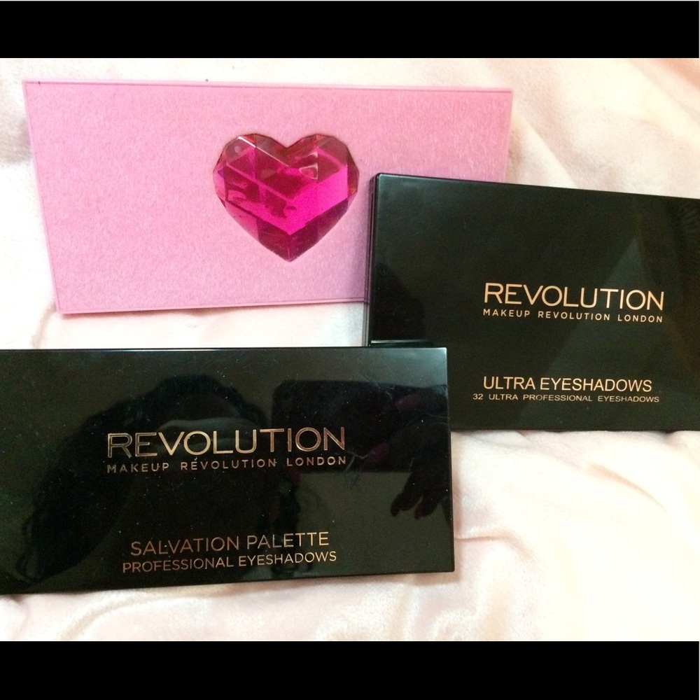3 Palettes..**Unused** Makeup Revolution (Bundle)