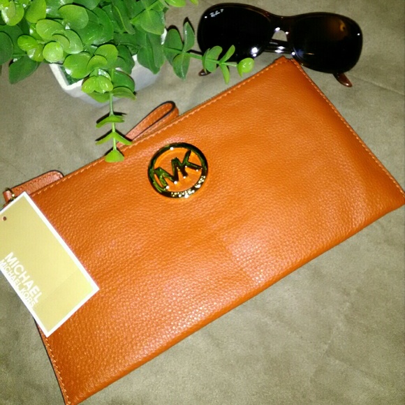 Michael Kors Handbags - Michael Kors Large Zip Clutch