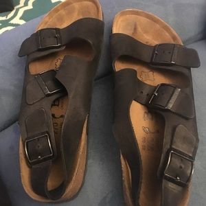 Like new. Great pair of Birkenstocks