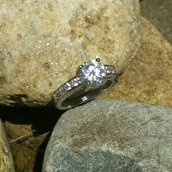 Beautiful Diamonds CZ Wedding Engagement Ring - Picture 1 of 2
