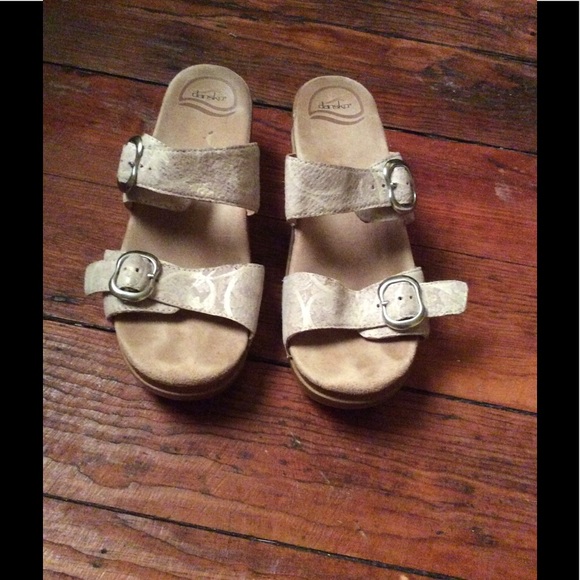 Dansko Shoes - EUC beige strap Dansko Sophie sandal 38