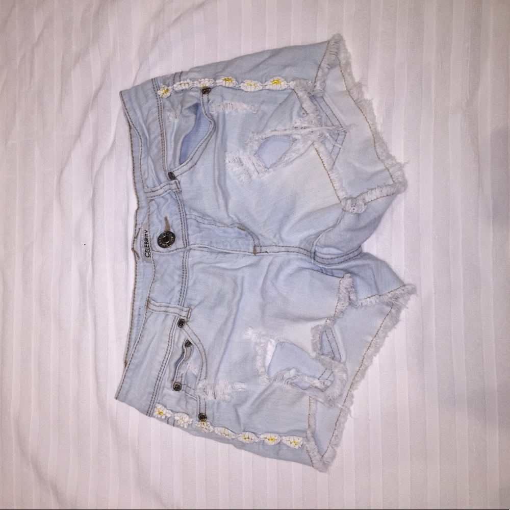 Detailed light wash shorts