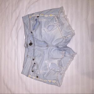Detailed light wash shorts