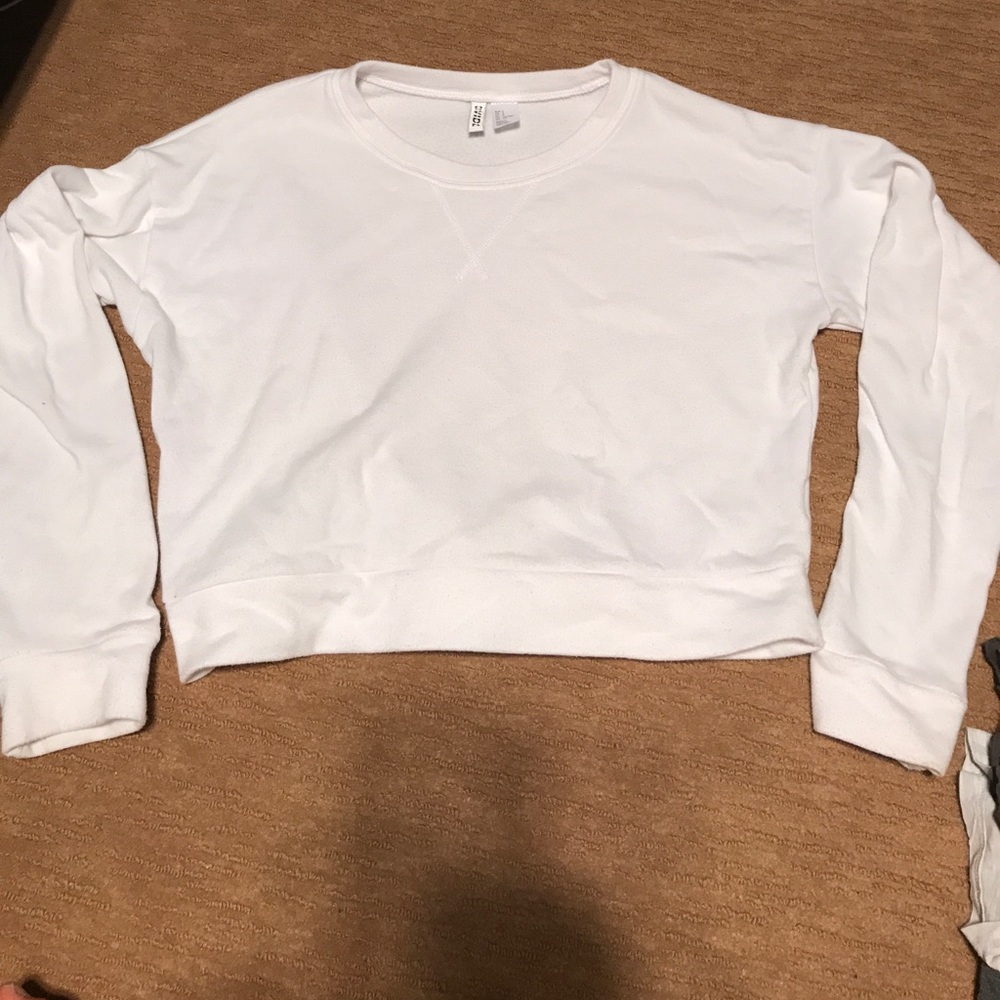 White crop top sweater