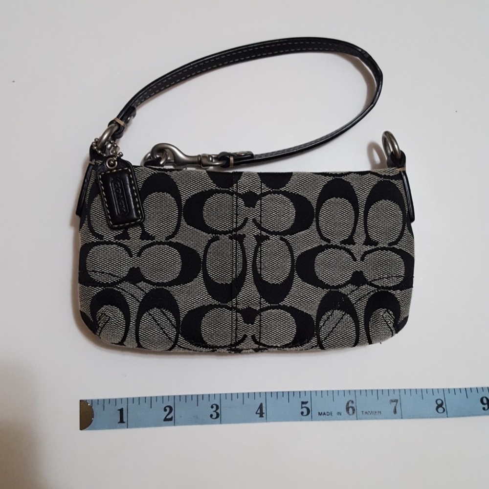 🚫SOLD🛇 AUTHENTIC Coach brand Wristlet Purse