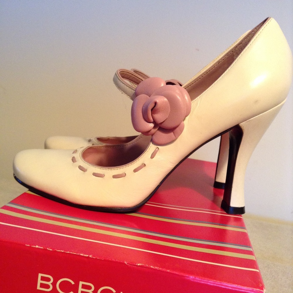 NIB BCBGirls MaryJane Pump w/flower
