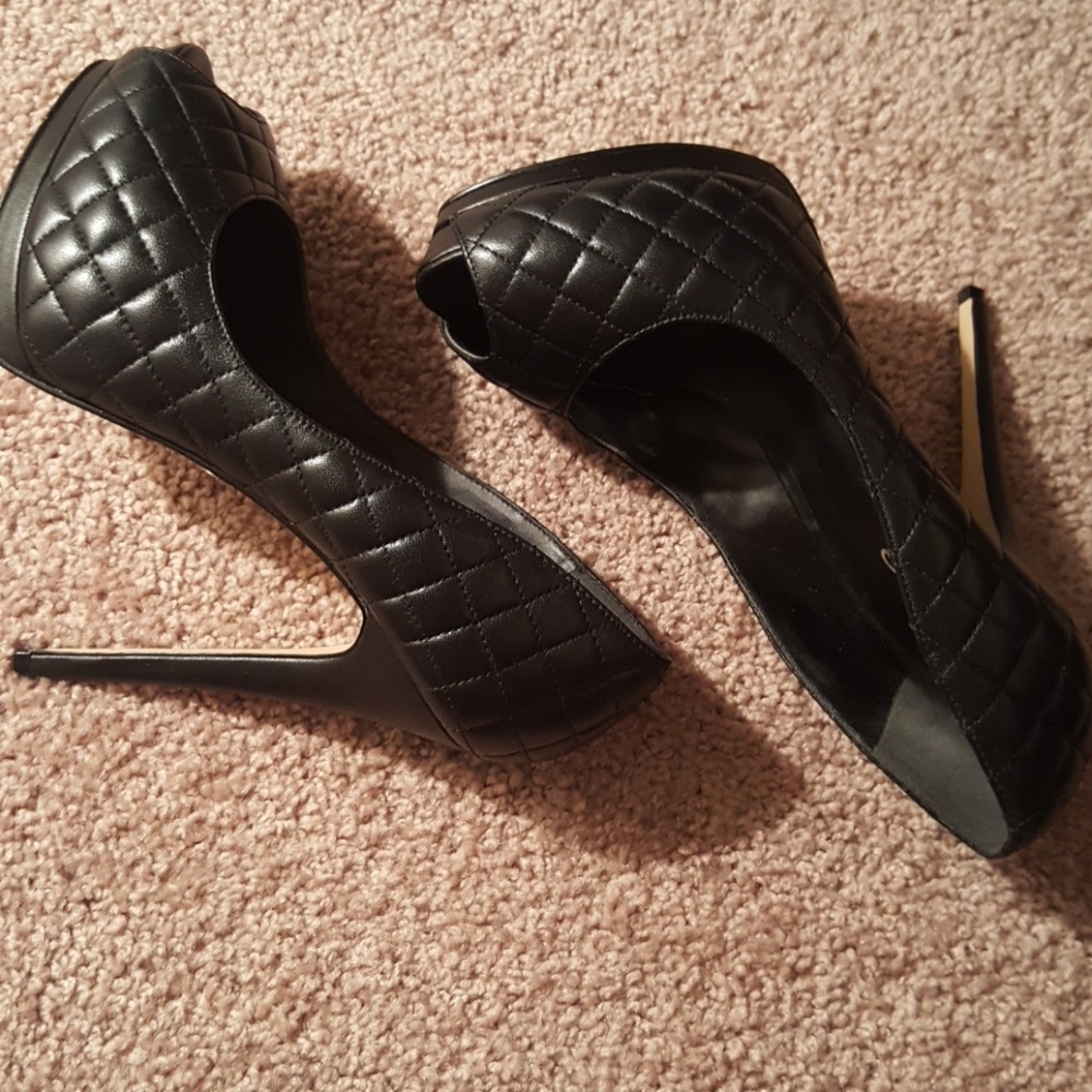 6 inches,Black quilted pattern shoes.