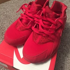‼️OCTOBER RED NIKE HUARACHE RUN GS‼️