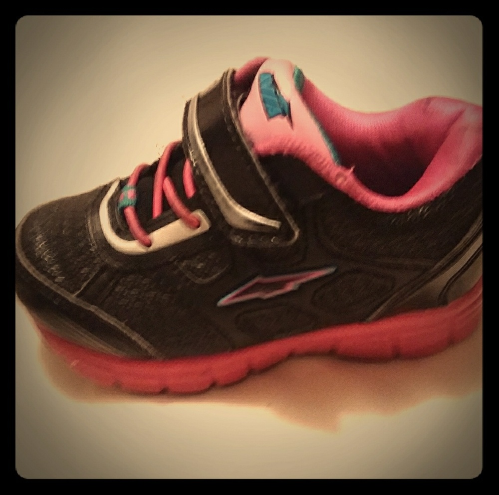Toddler girl size 7 Avias