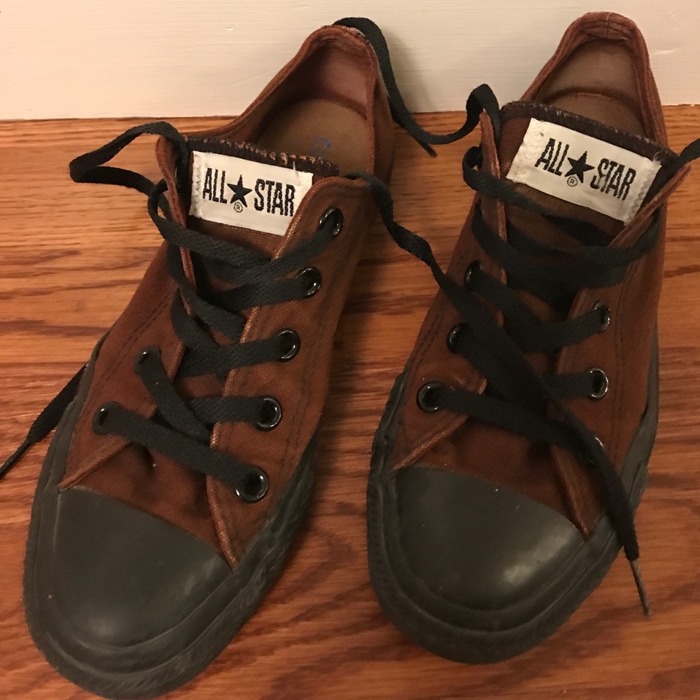 Brown and black converse all star