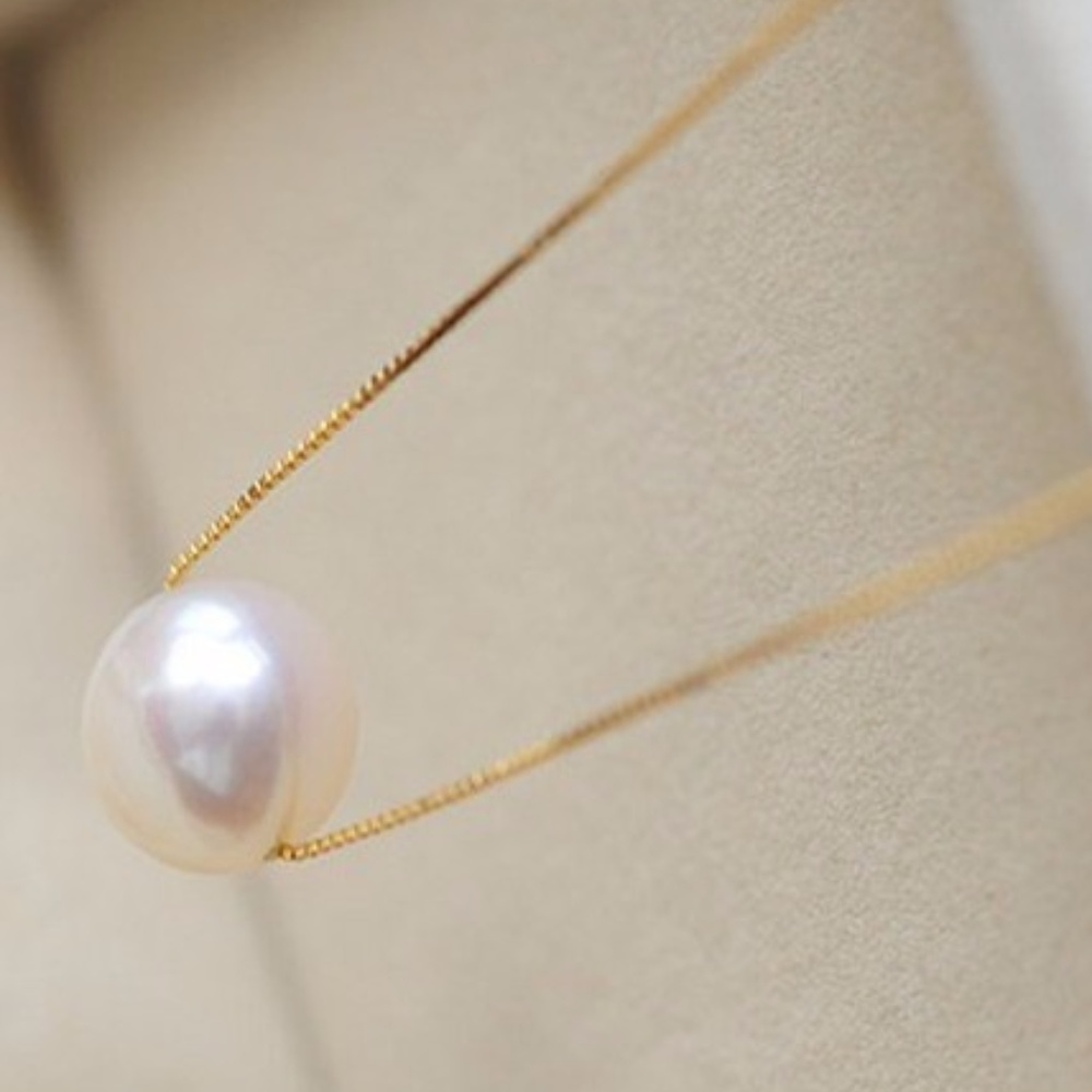 Single Pearl on Gold Necklace