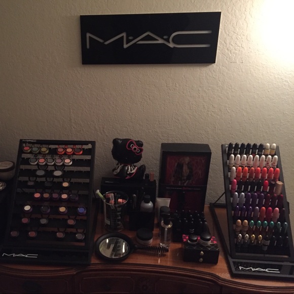 ISO M•A•C Limited Edition Items 💄💄💄💄 - Picture 2 of 2