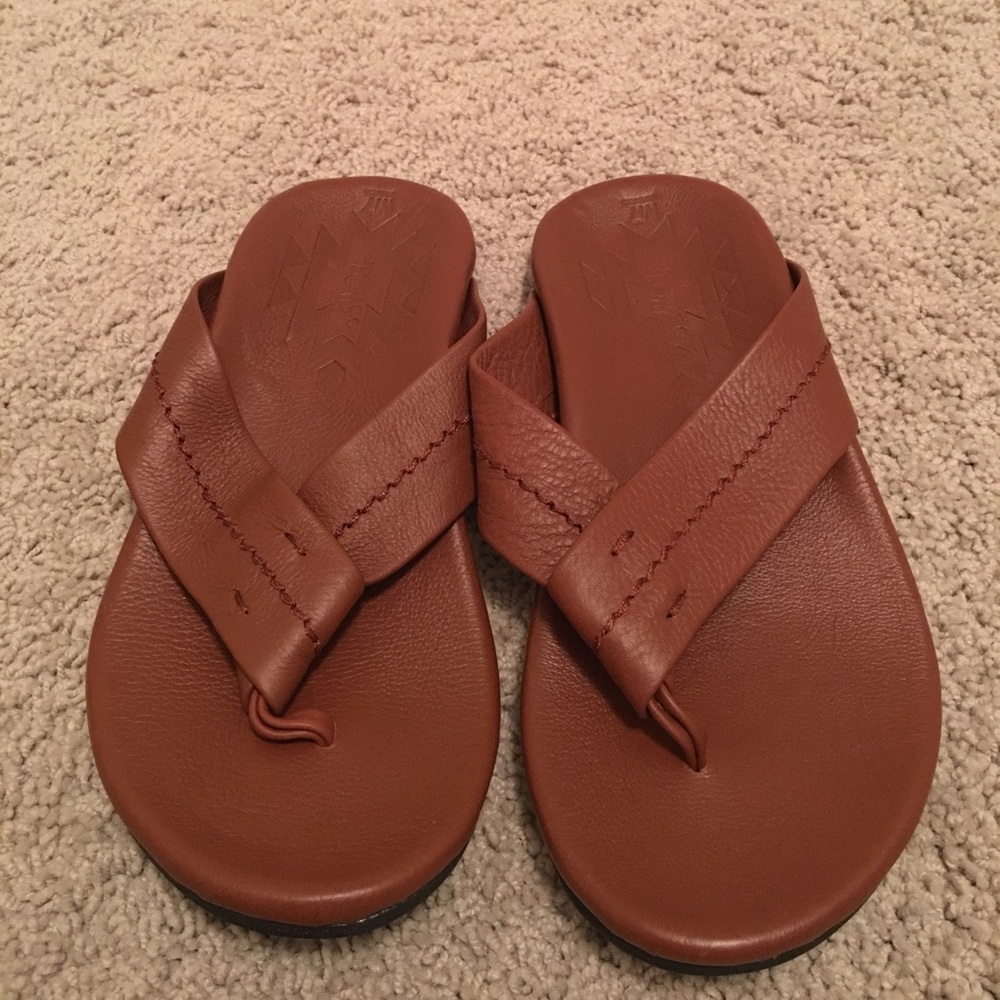 Toms tan leather flip flops
