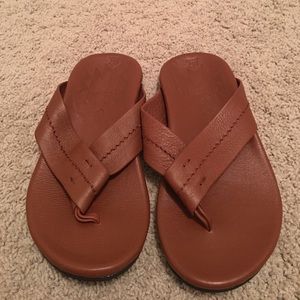 Toms tan leather flip flops