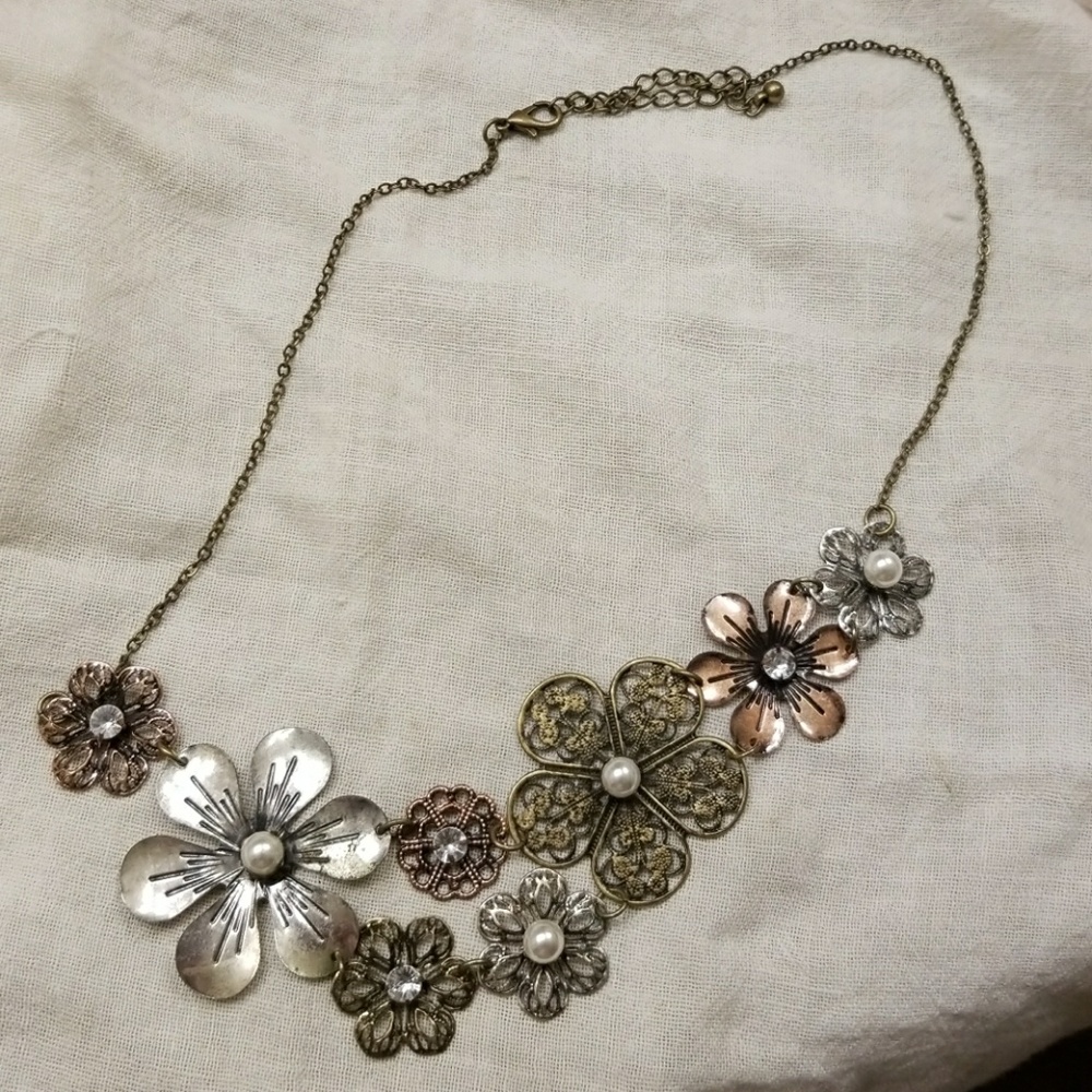 Rustic flower necklace. - Picture 2 of 4