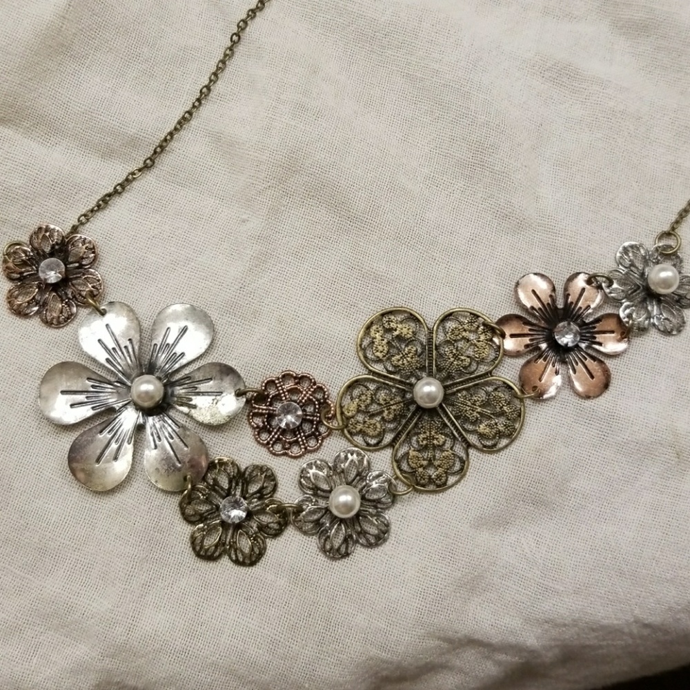 Rustic flower necklace. - Picture 3 of 4