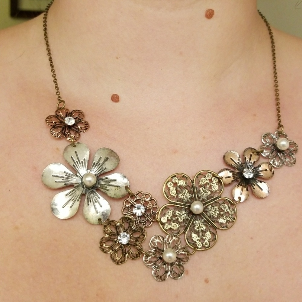 Rustic flower necklace.
