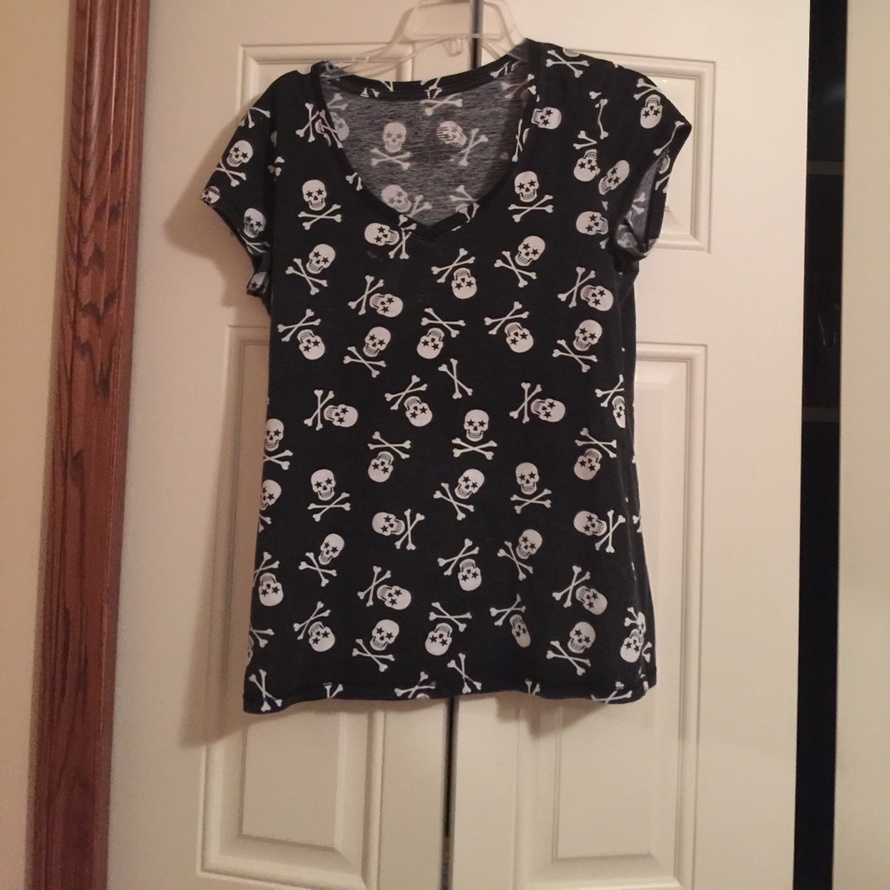 Juniors Size Large. Black and White Skull T-Shirt