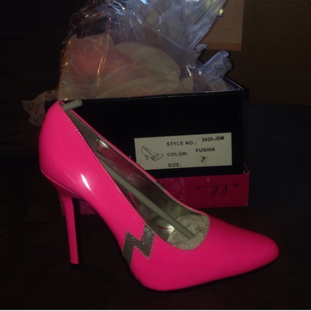 Hot pink heels w: silver lightning bolts
