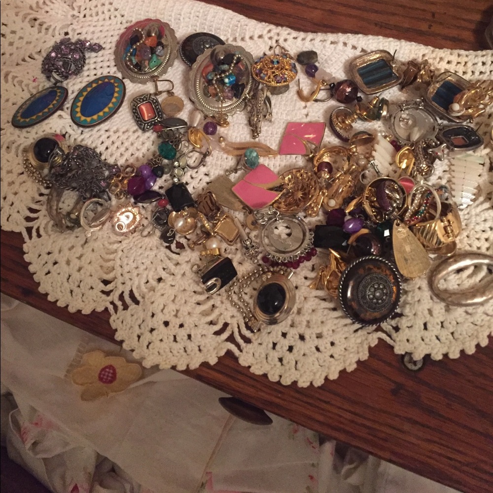 Assorted bag of vintage costume jewelry !!❤️