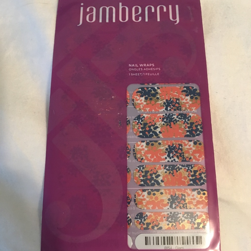 ⭐️FREE accent sheet w/ Glam Jamberry nail wrap