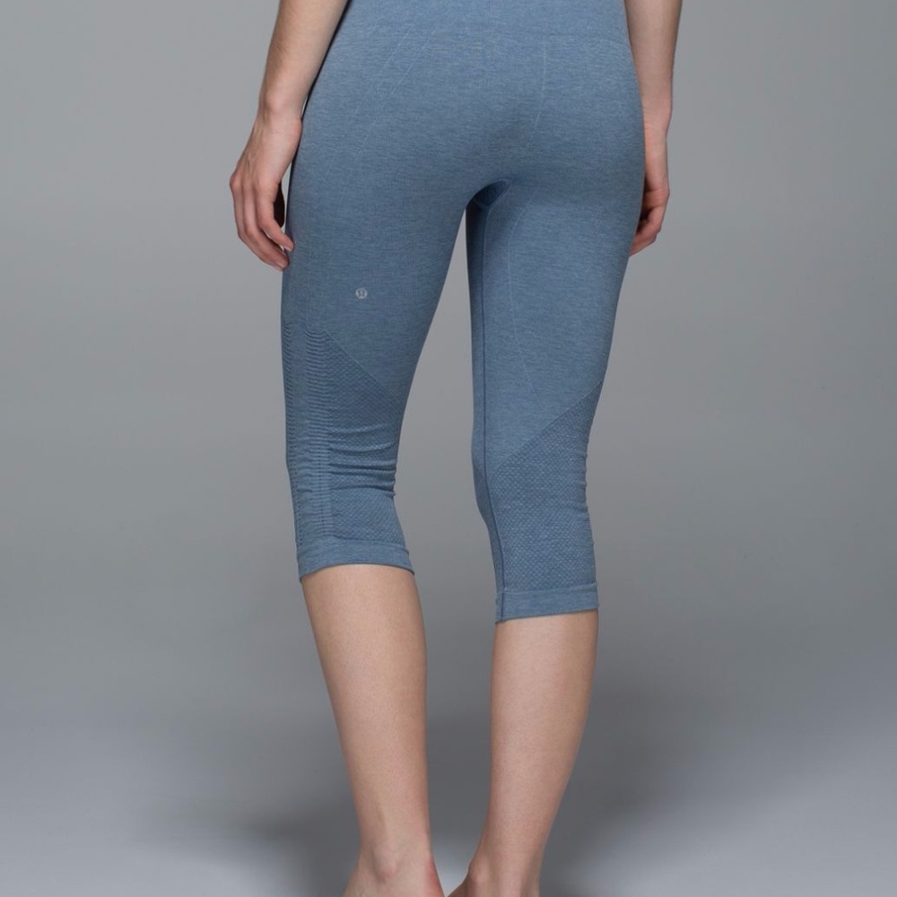 Lululemon Free to Flow Crops size 8