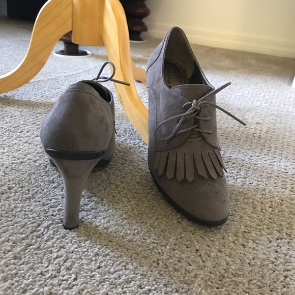 Tahari heel - Picture 1 of 2