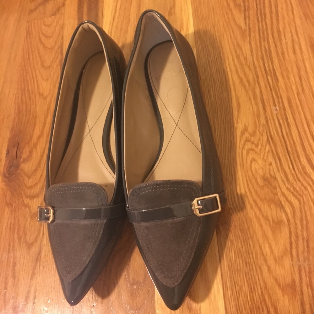 Donating Thursday**Cute pointy flats! Size 7