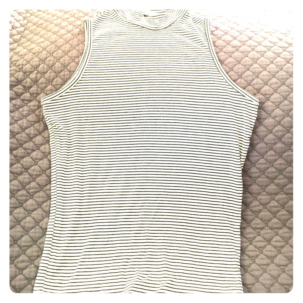 Black & white fine-line crop top!!