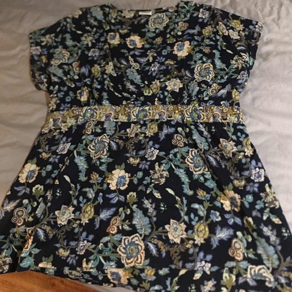 Cato woman floral top ties in back!