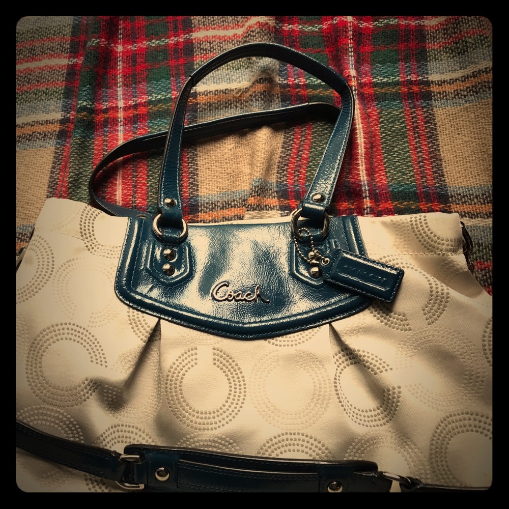 Medium Coach bag. Very nice carried a few times.
