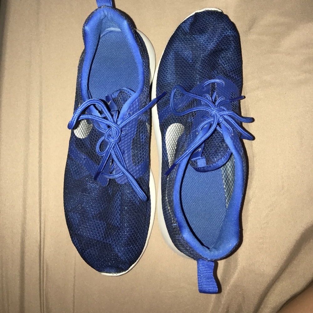 Blue nike roshes- great condition!