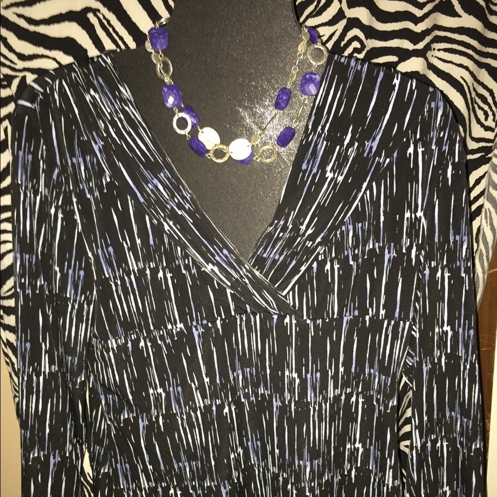 Liz Claiborne Petite blouse mid length sleeves.