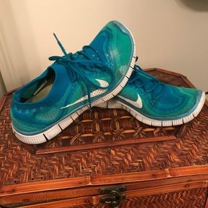 Nike flyknit free runs 5.0