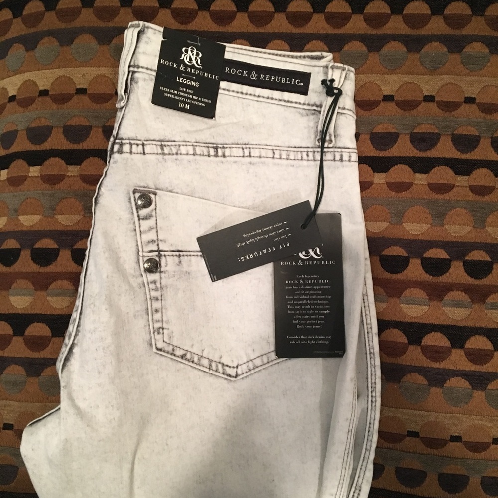 NWT Rock and Republic legging jeans