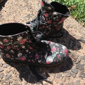 Dr.Marten's Floral Hackney Boot Size 7 Black Rose