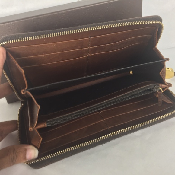 SOLD Gucci brown wallet zip top - Great Condition - Picture 6 of 7