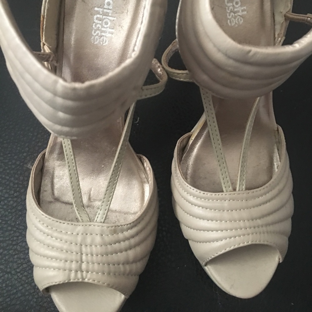 Taupe/nude matches everything