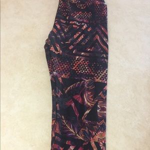 Lularoe Black Geometric OS Leggings