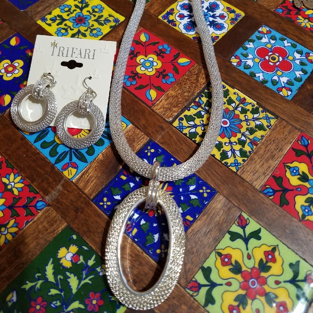 BRAND NEW!! Trifari necklace set