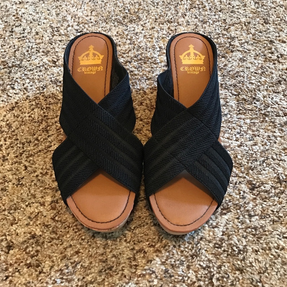 Like new wedge sandals!