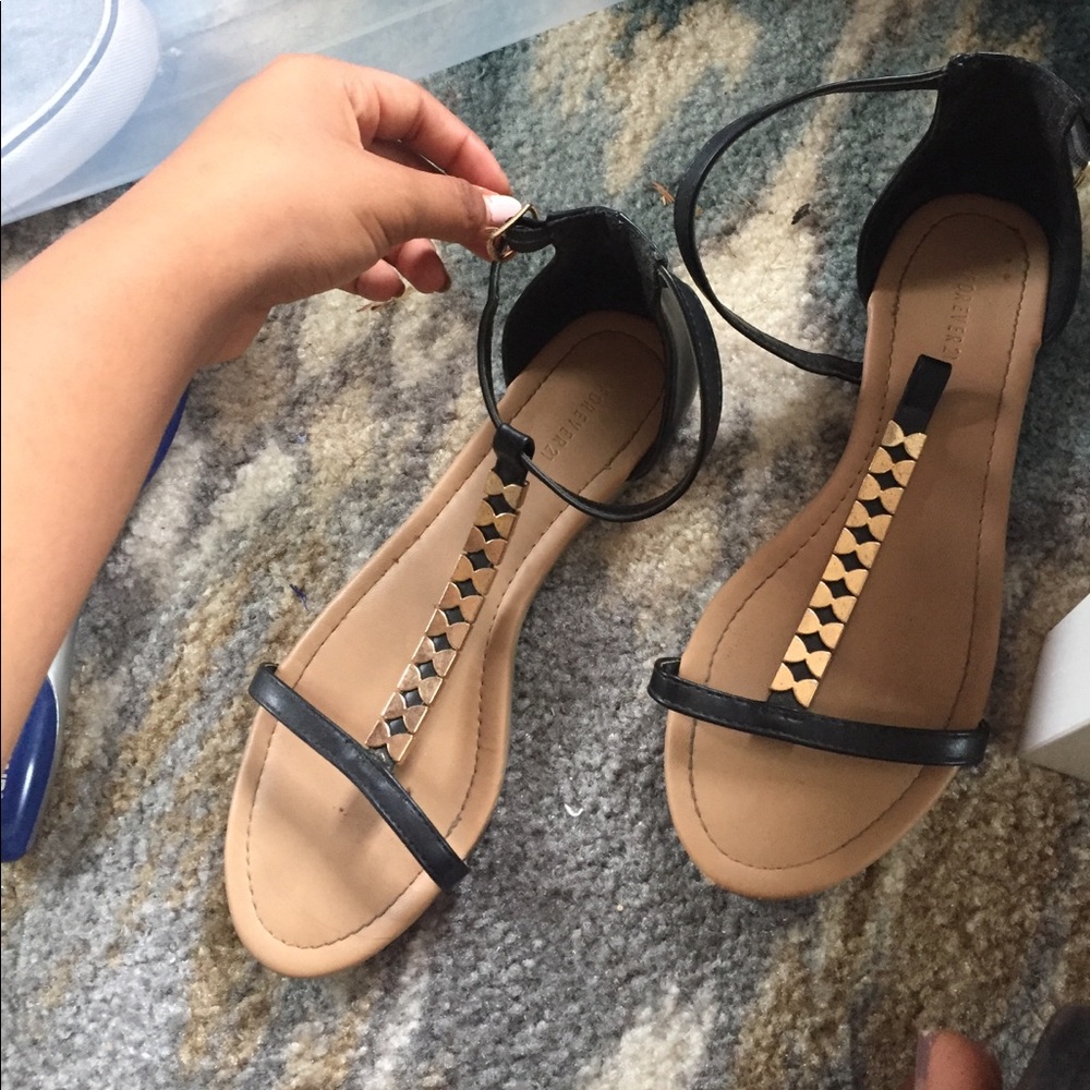 Adjustable sandal flats